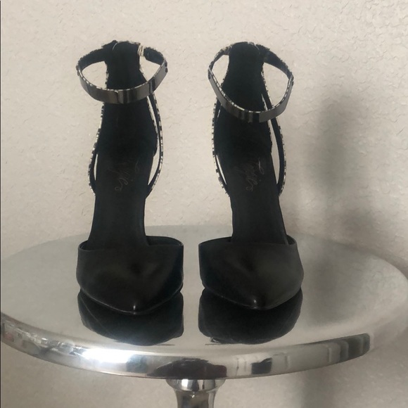 Black snakeprint heel w/ metal accent ankle strap - Picture 2 of 8